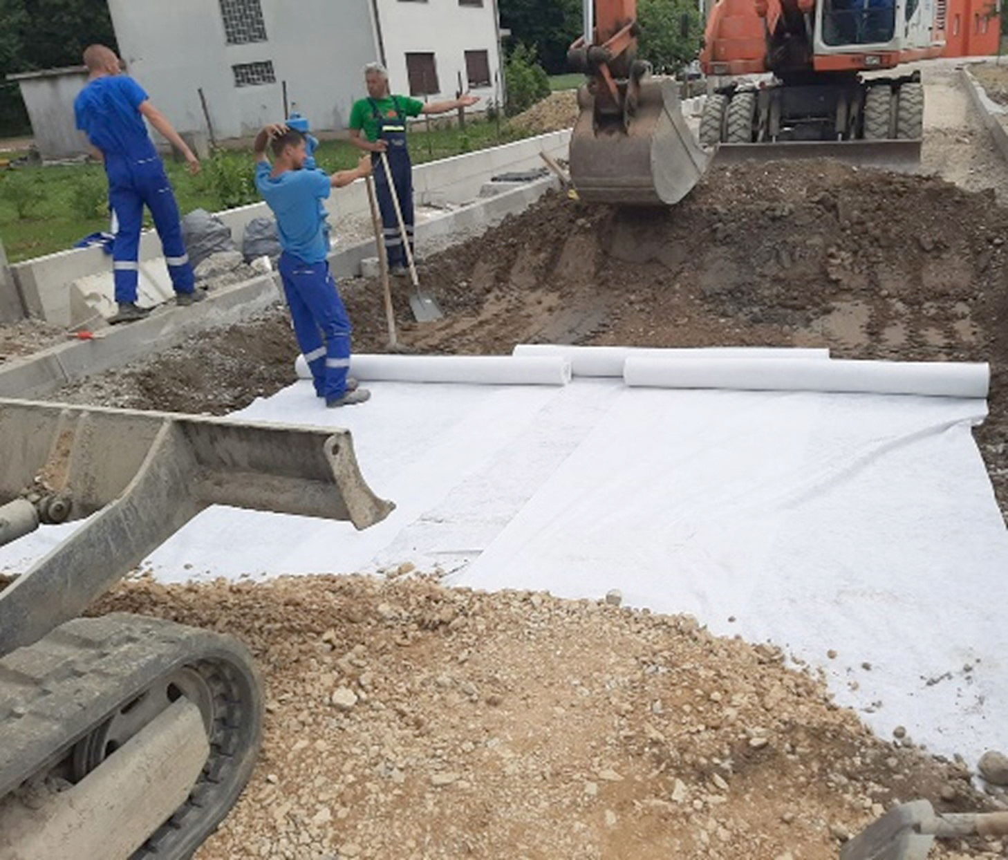 Radnici krupnim šljunkom zatrpavaju geotekstil u sklopu izvanrednog održavanja dijela ulice Žugci.