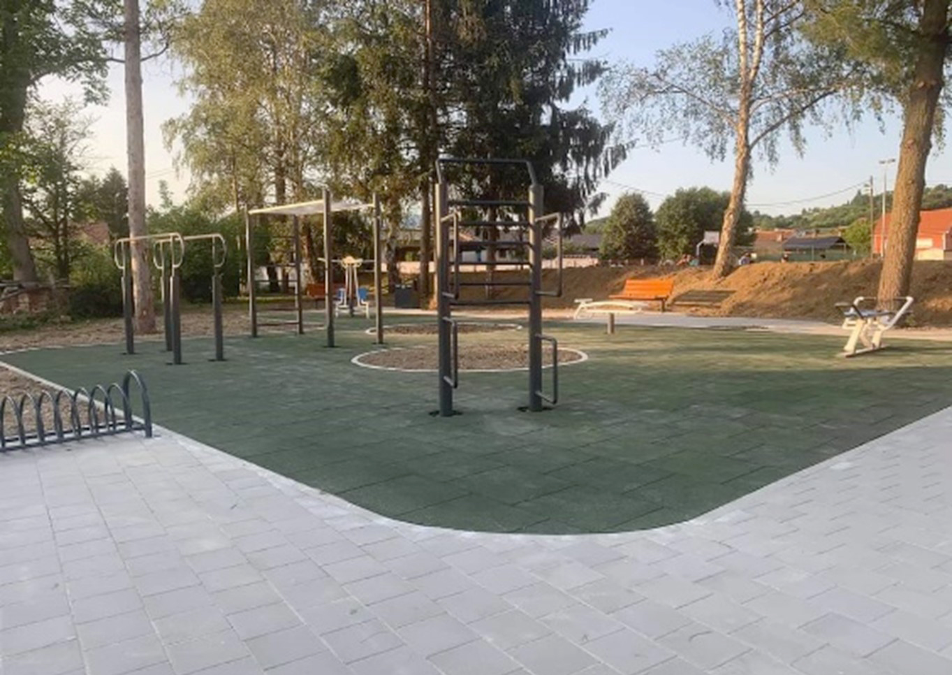 Fitness/street workout park u Zlataru, sa spravama za vježbanje, okružen drvećem